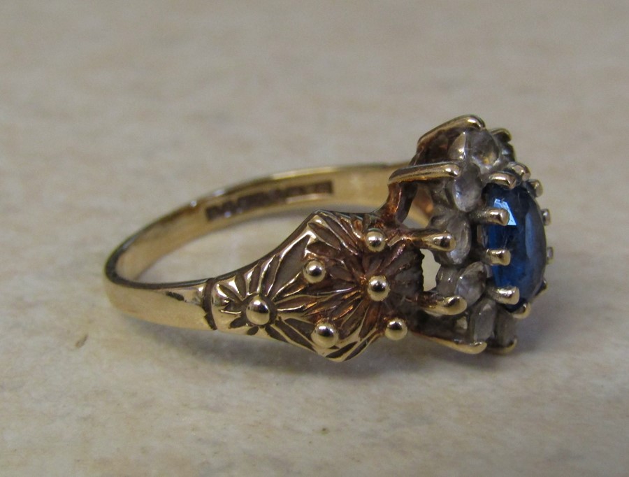 9ct gold cluster dress ring with blue and white coloured stones size P weight 3.2 g - Image 3 of 4