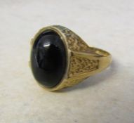 Gents 9ct gold ring with cabochon stone total weight 7 g size V