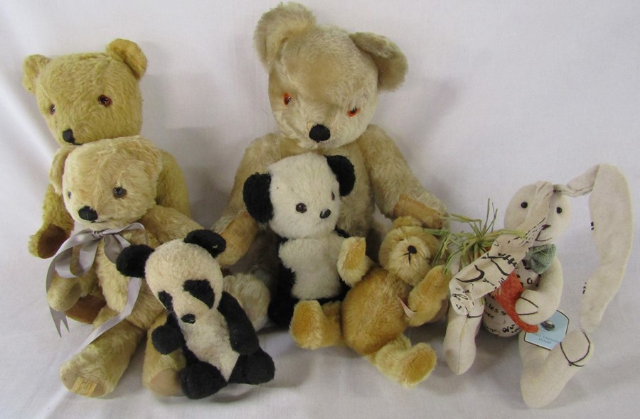 Selection of vintage teddy bears in Farnel H 43 cm, Deans H 37 cm, Hermann H 20 cm, Merrythought and