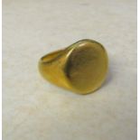 18ct gold gents signet ring, size P weight 19 g London 1964 (head dimensions H 16 mm W 14 mm)