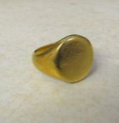 18ct gold gents signet ring, size P weight 19 g London 1964 (head dimensions H 16 mm W 14 mm)