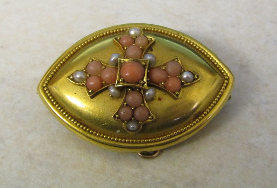 Tested as 14 ct gold memorial brooch decorated with coral and seed pearls, total weight 11.7 g, D 42