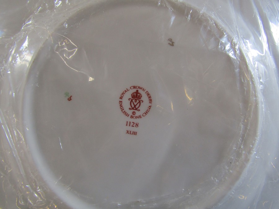 3 Royal Crown Derby imari plates no 1128 (2 still sealed) D 17 cm (first quality) - Image 3 of 3
