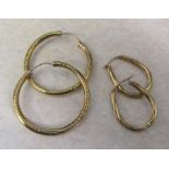 2 pairs of 9ct gold hoop earrings total weight 4.3 g L 2.5 cm and 4 cm