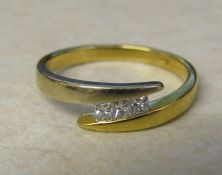 18ct gold 3 stone diamond ring size P total weight 3.9 g