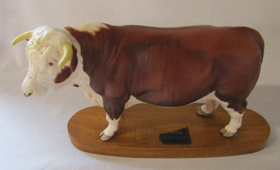 Beswick connoisseur Hereford bull on plinth (missing part label) L 30 cm