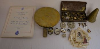 Militaria: base of a 1915 shell case, various buttons & cap badges, trench art conical table