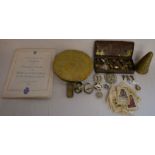 Militaria: base of a 1915 shell case, various buttons & cap badges, trench art conical table