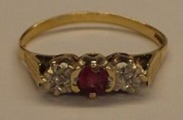 9ct gold ruby and diamond chip trilogy ring 1.8g size Q