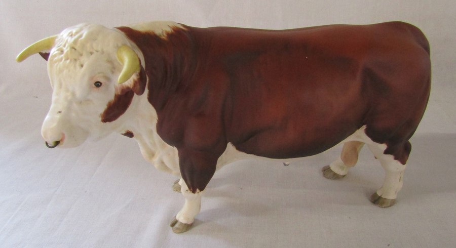 Beswick connoisseur Hereford bull on plinth (missing part label) L 30 cm - Image 2 of 2