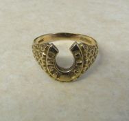 9ct gold horseshoe ring size O/P weight 2.5 g