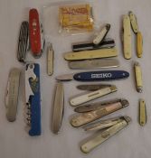 Various pocket knives including 3 silver blade fruit knives, razor blades etc