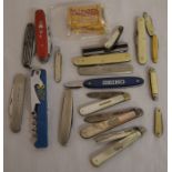 Various pocket knives including 3 silver blade fruit knives, razor blades etc
