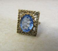9ct gold dress ring with large glass stone size N, total weight 11.3 g