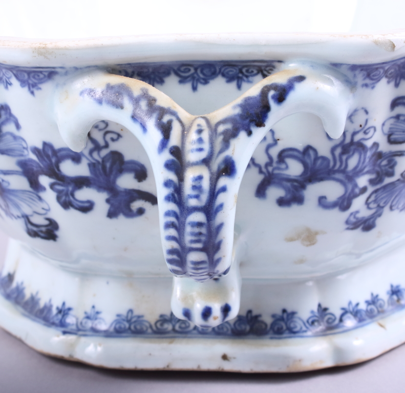 An 18th century blue, white and polychrome tureen, lid and stand, decorated flowers, figures and - Image 9 of 11