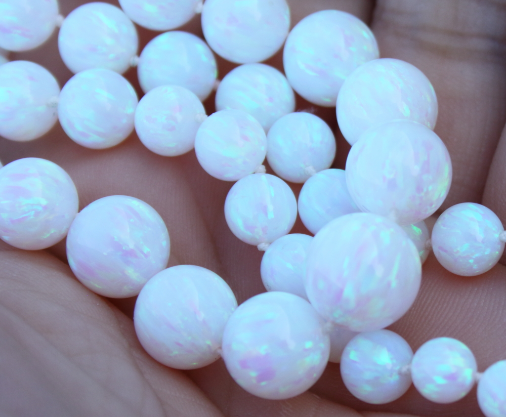 A graduated opalescent bead necklace, 18" long - Image 6 of 7