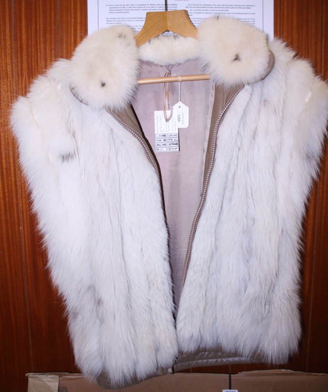 A fox fur gilet, a similar white jacket and a collar - Image 2 of 2