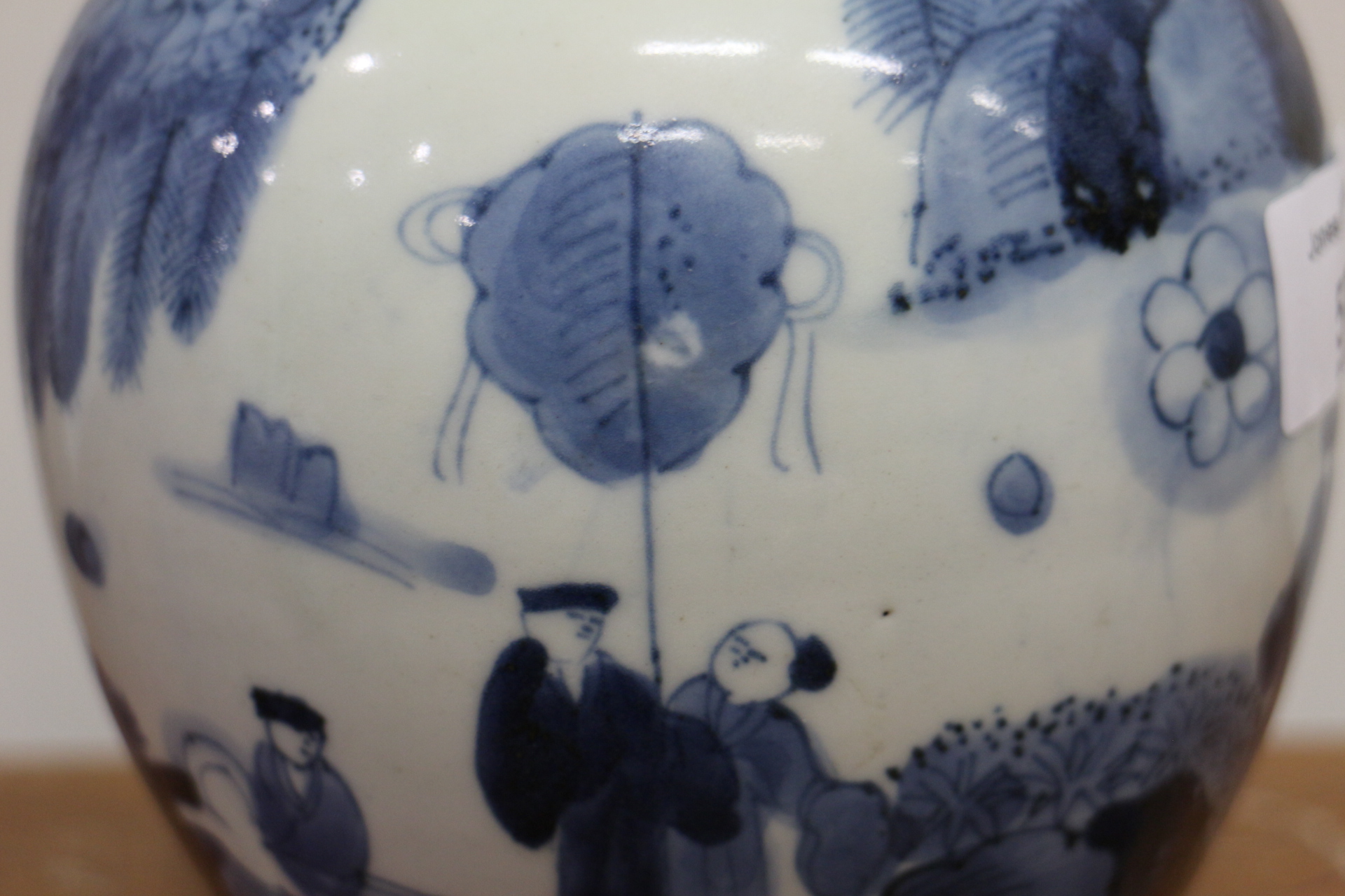 A Chinese blue and white bulbous vase, decorated figures in a garden, 5 3/4" high - Image 7 of 11