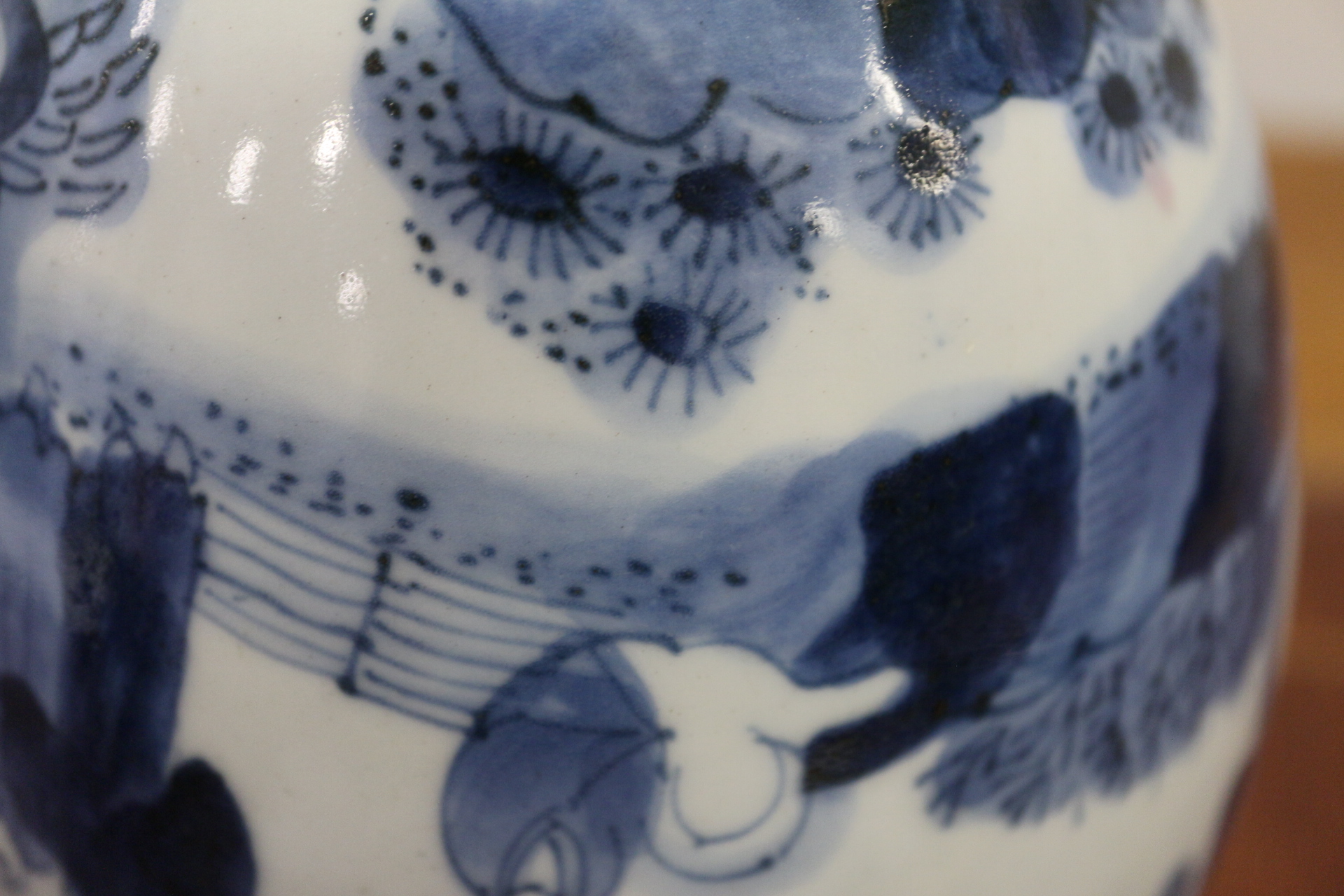 A Chinese blue and white bulbous vase, decorated figures in a garden, 5 3/4" high - Image 9 of 11