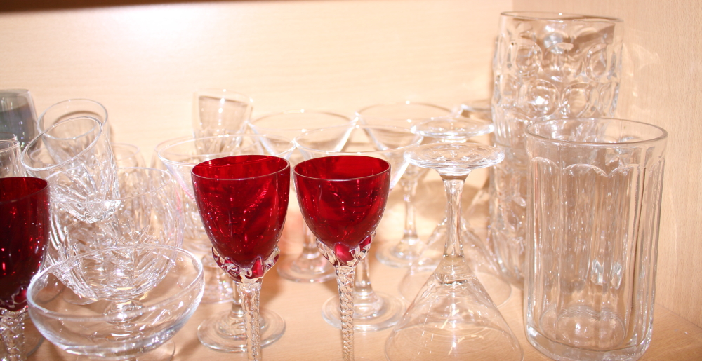 A collection of assorted drinking glasses - Image 3 of 3