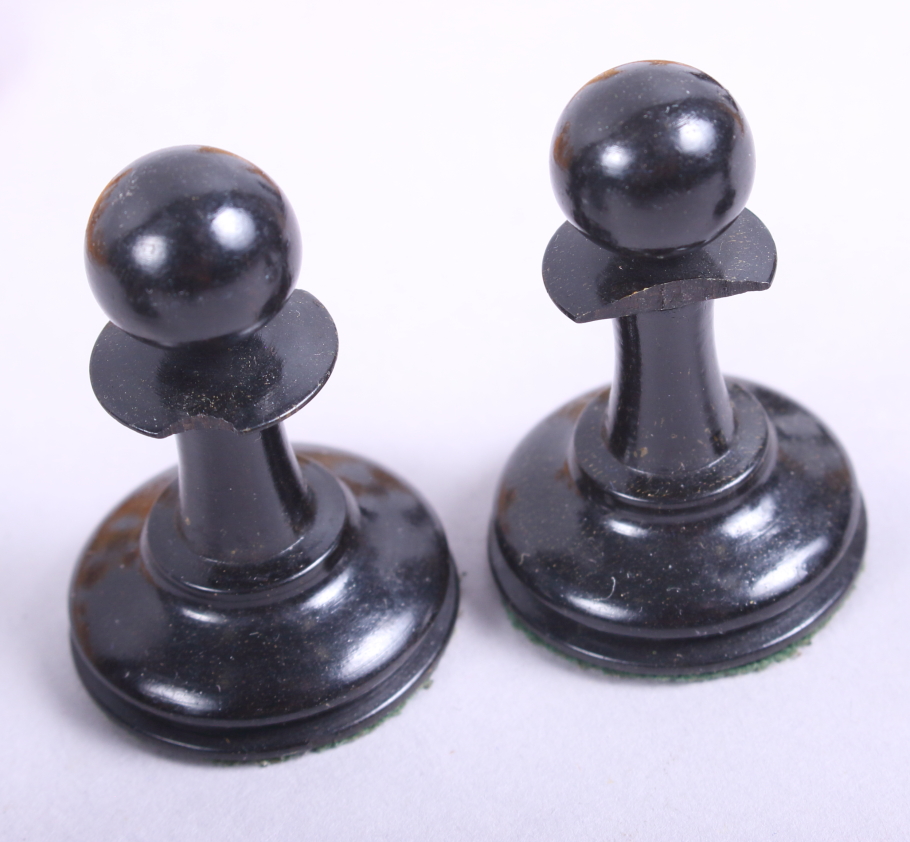 A Jaques turned boxwood and ebonised chess set (some pieces chipped) - Image 4 of 7