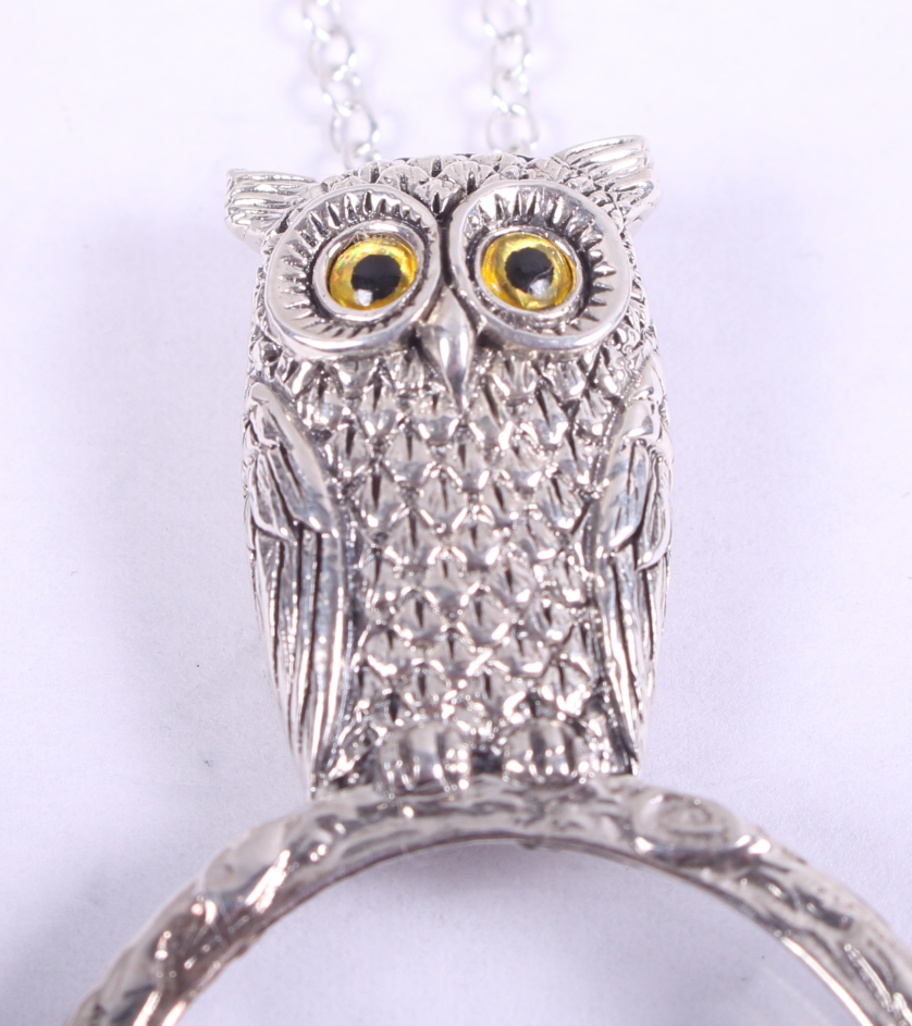 A white metal magnifying glass, formed as a perched owl, stamped 925, on white metal necklace - Bild 2 aus 3