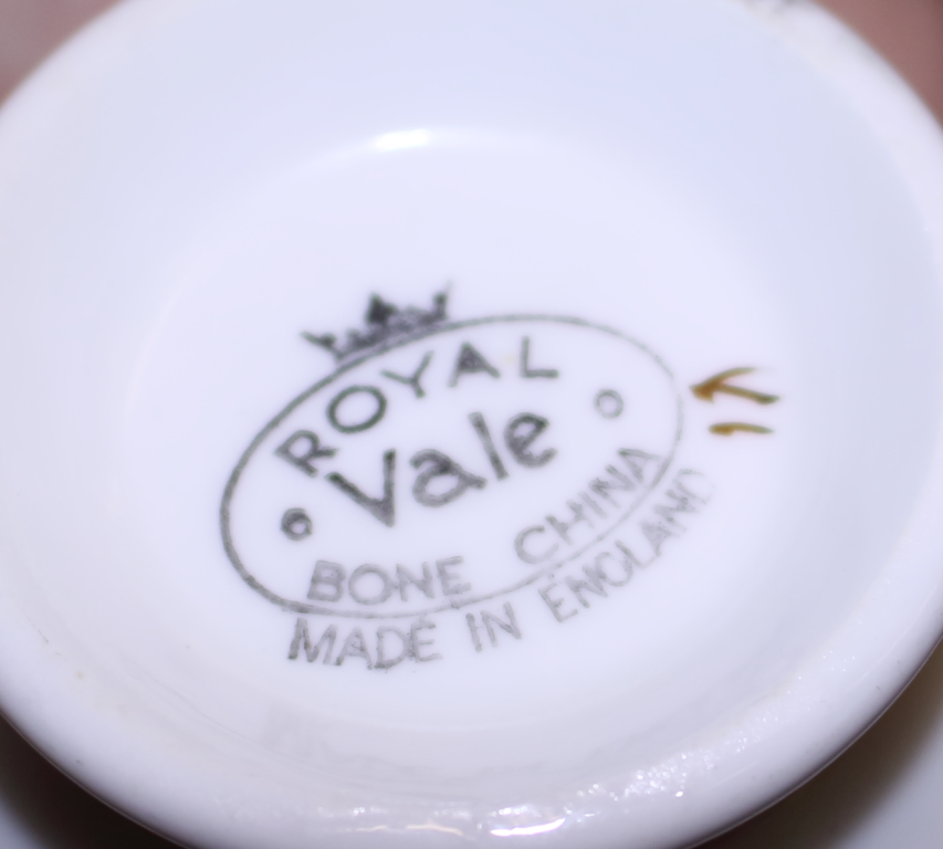 A German part tea service, a Royal Vale part tea service and a blue and gilt part tea service - Image 8 of 8