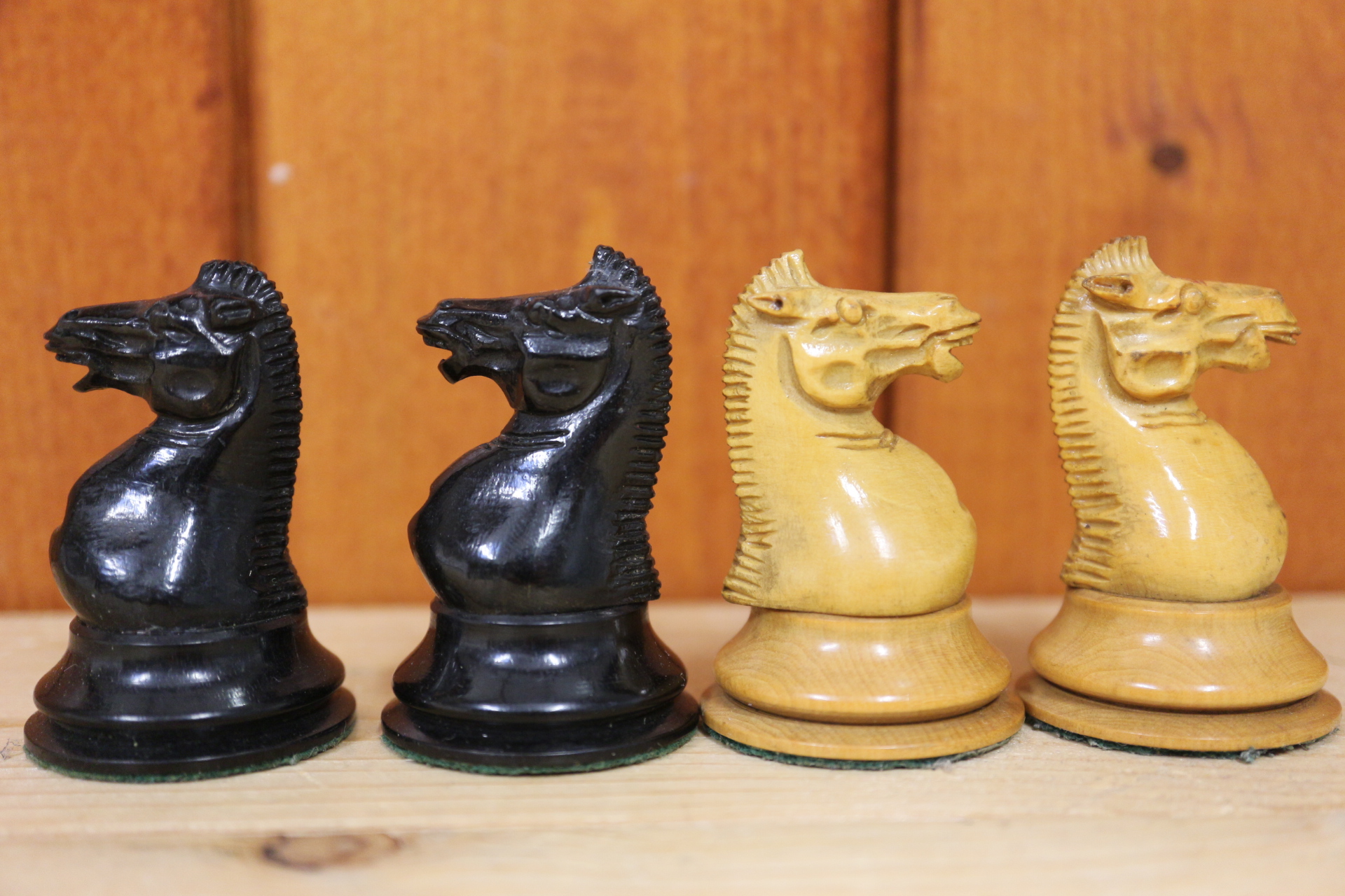 A Jaques turned boxwood and ebonised chess set (some pieces chipped) - Image 7 of 7