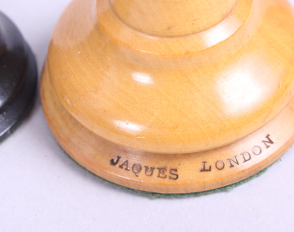 A Jaques turned boxwood and ebonised chess set (some pieces chipped) - Image 3 of 7