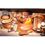 A quantity of treen, including bowls, model animals and other items