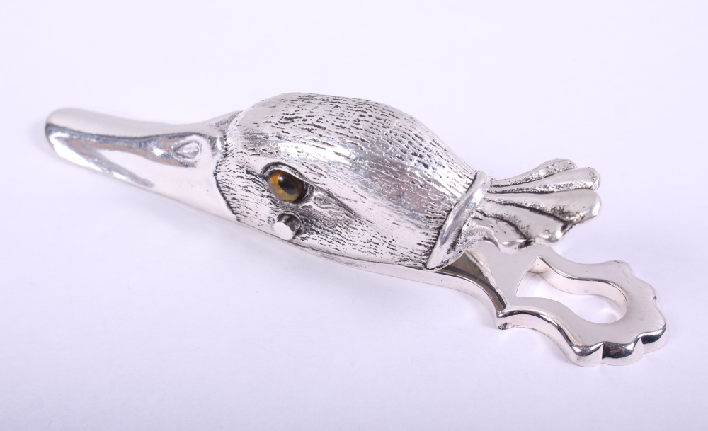 A white metal paper clip in the form of a duck's head with glass eyes - Image 2 of 3