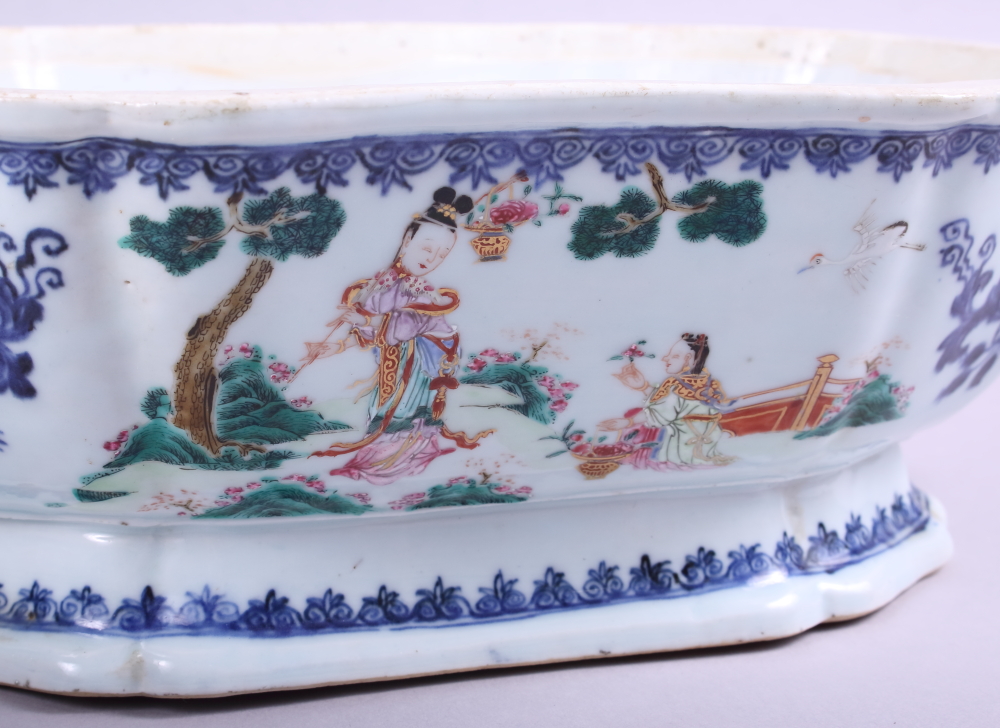An 18th century blue, white and polychrome tureen, lid and stand, decorated flowers, figures and - Image 8 of 11