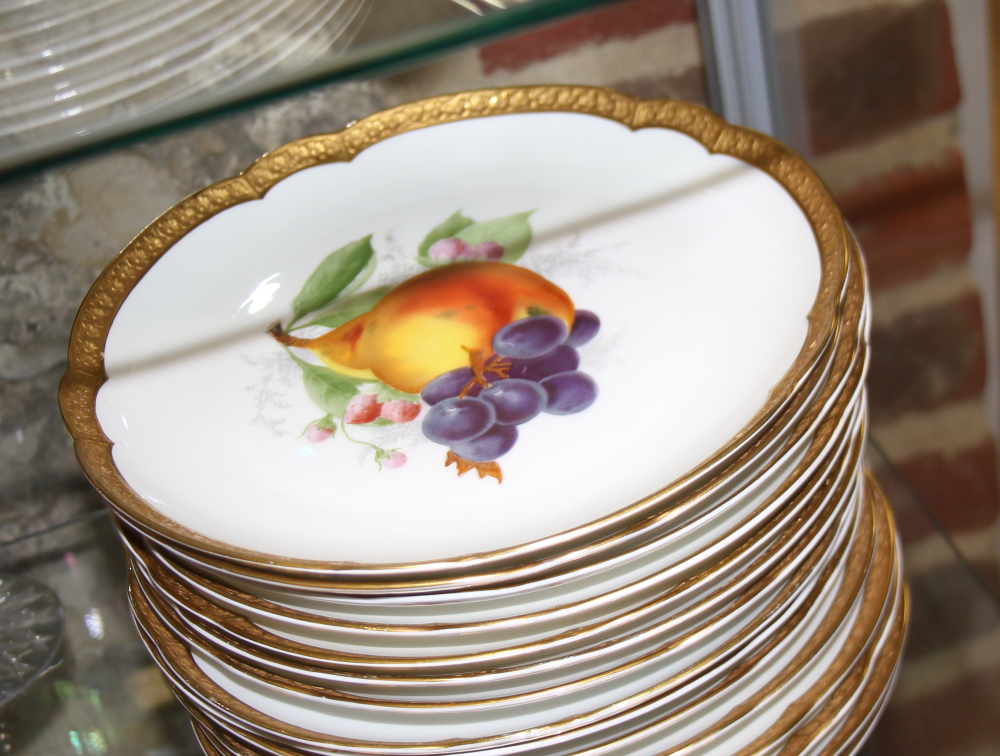 Seventeen Rosenthal shaped dishes with hand-painted fruit decoration and gilt borders, 9 " dia - Bild 4 aus 10