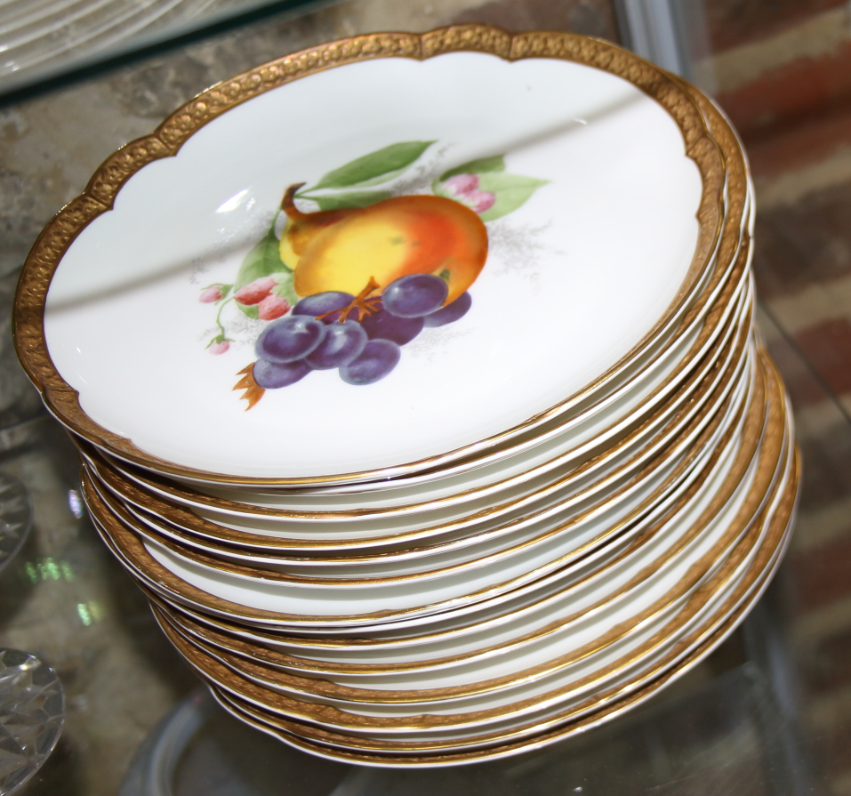 Seventeen Rosenthal shaped dishes with hand-painted fruit decoration and gilt borders, 9 " dia - Bild 5 aus 10