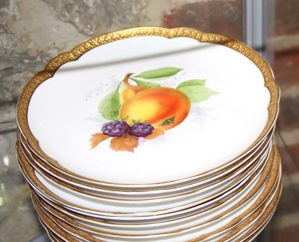 Seventeen Rosenthal shaped dishes with hand-painted fruit decoration and gilt borders, 9 " dia - Bild 8 aus 10