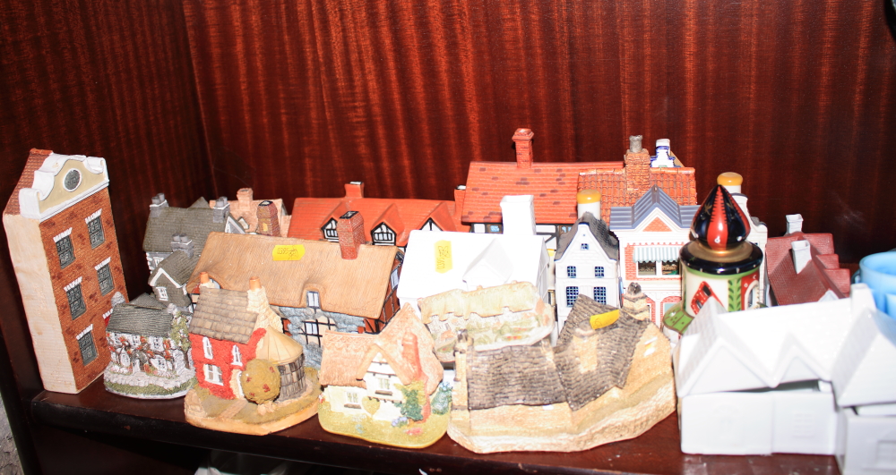 A Goss model of Ann Hathaway’s cottage and a quantity of other model cottages, including Lilliput