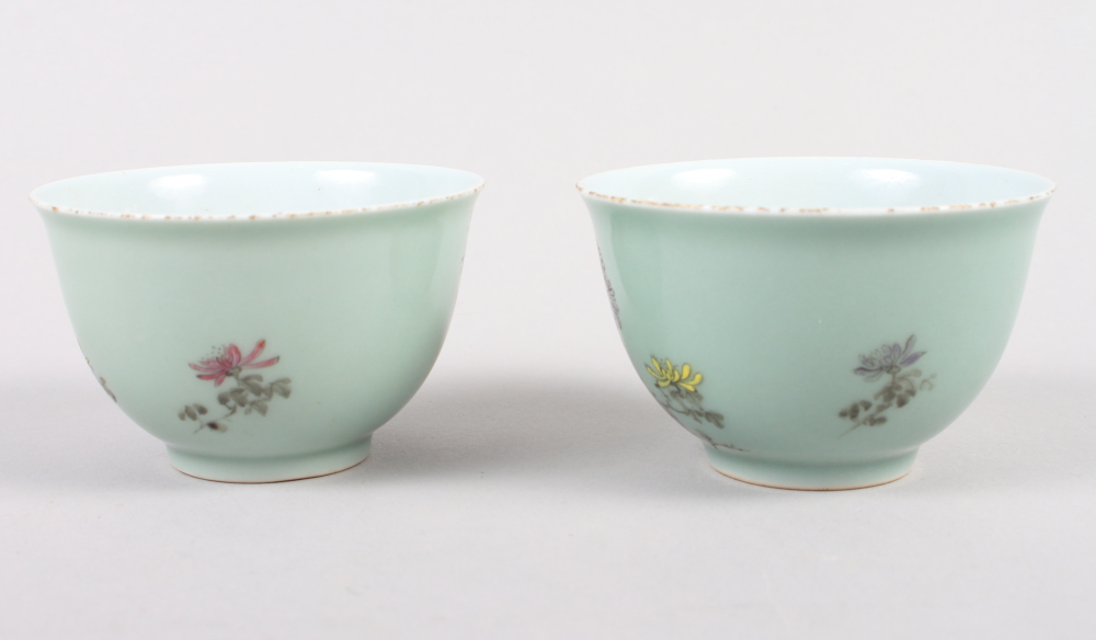 A pair of Chinese celadon glazed tea bowls with chrysanthemum and character decoration, seal marks - Bild 2 aus 10