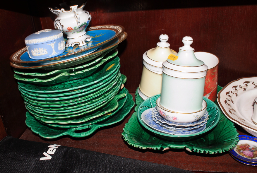 A quantity of mostly Wedgwood "Cabbage" ware plates, two Minton plates decorated bamboo and birds, - Bild 2 aus 15