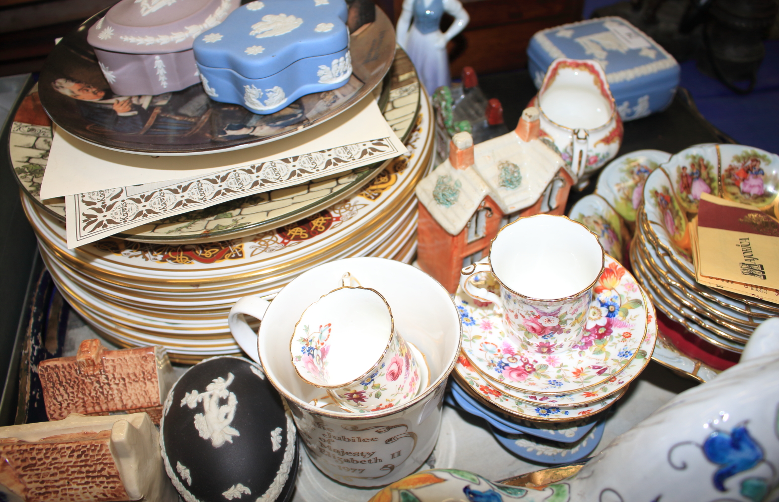 Five Wedgwood commemorative mugs, a quantity of Wedgwood jasperware, Vienna bowls, decorated - Bild 4 aus 6
