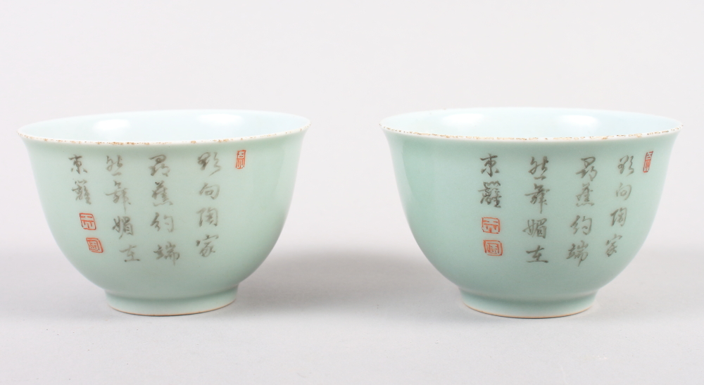 A pair of Chinese celadon glazed tea bowls with chrysanthemum and character decoration, seal marks - Bild 3 aus 10