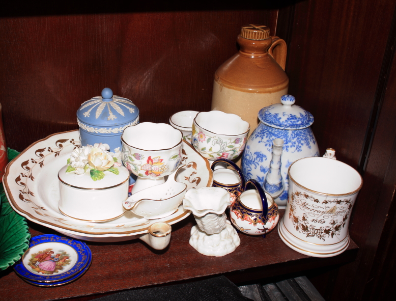 A quantity of mostly Wedgwood "Cabbage" ware plates, two Minton plates decorated bamboo and birds, - Bild 3 aus 15