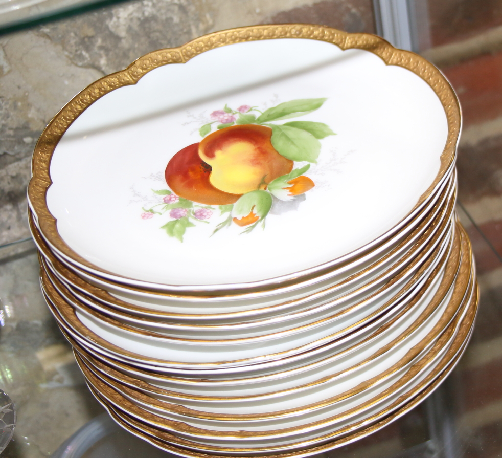 Seventeen Rosenthal shaped dishes with hand-painted fruit decoration and gilt borders, 9 " dia - Bild 6 aus 10