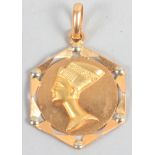 An Egyptian pendant, decorated pharaoh's head, stamped 750, 4.8g