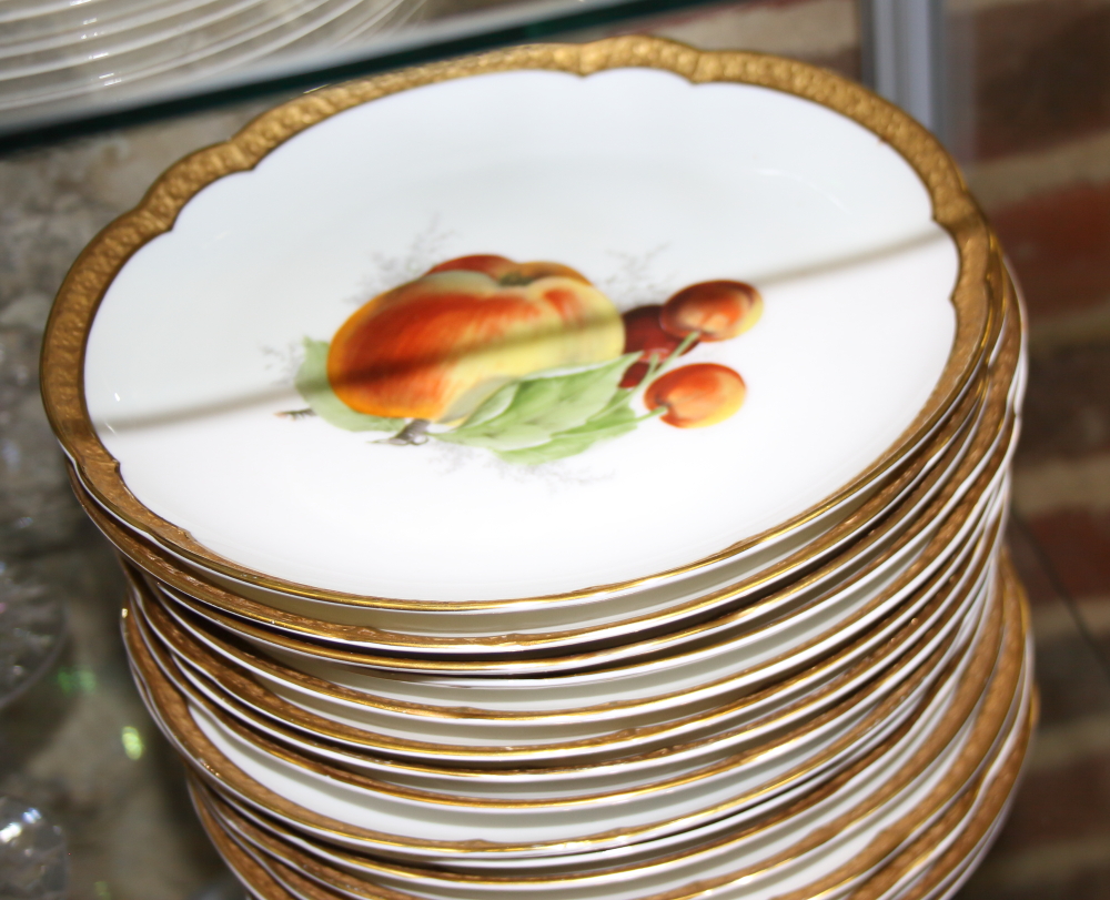 Seventeen Rosenthal shaped dishes with hand-painted fruit decoration and gilt borders, 9 " dia - Bild 3 aus 10