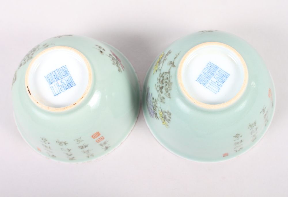 A pair of Chinese celadon glazed tea bowls with chrysanthemum and character decoration, seal marks - Bild 5 aus 10