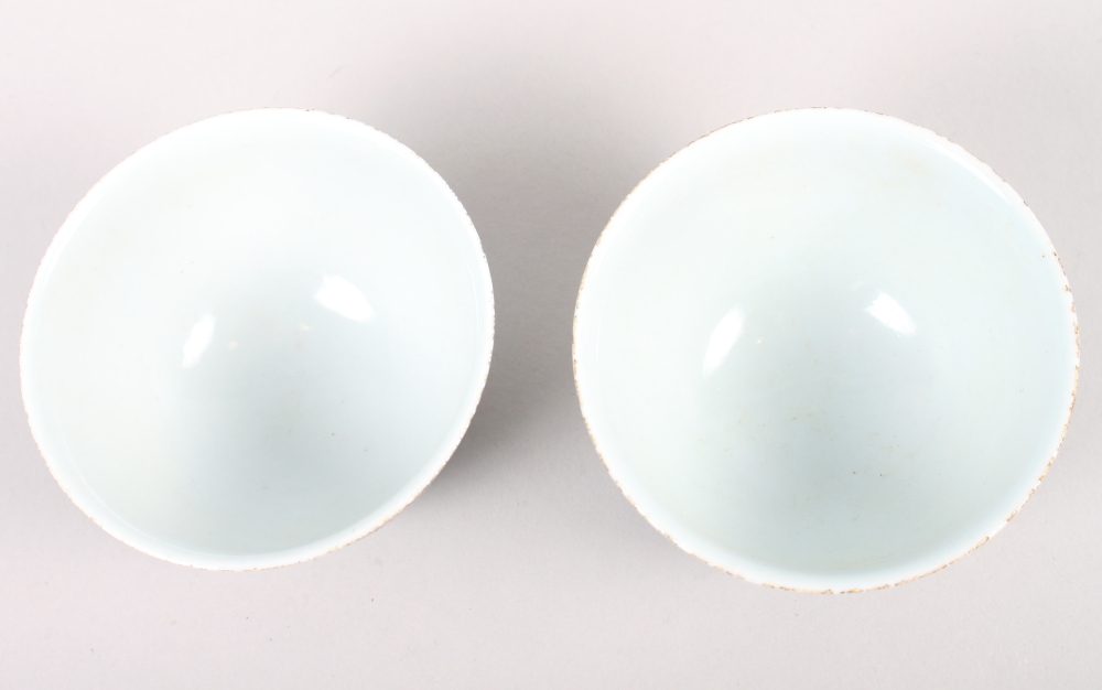 A pair of Chinese celadon glazed tea bowls with chrysanthemum and character decoration, seal marks - Bild 4 aus 10