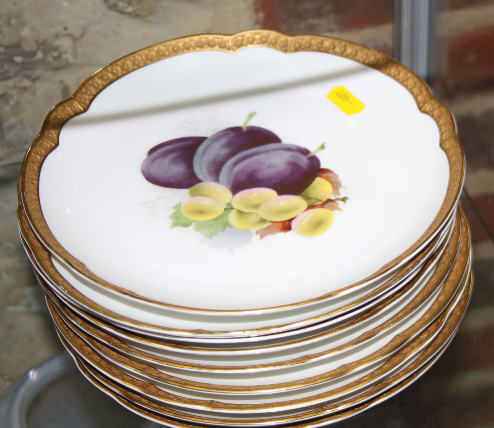 Seventeen Rosenthal shaped dishes with hand-painted fruit decoration and gilt borders, 9 " dia - Bild 10 aus 10