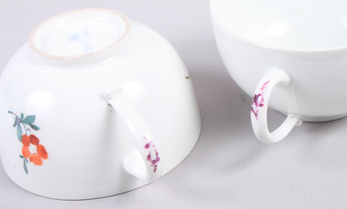 A pair of 19th century Meissen hand-decorated cups and saucers - Bild 12 aus 15
