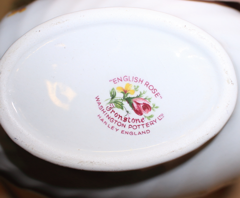 An Ironstone Washington pottery "English Rose" pattern part dinner service with five Johnson - Bild 2 aus 4