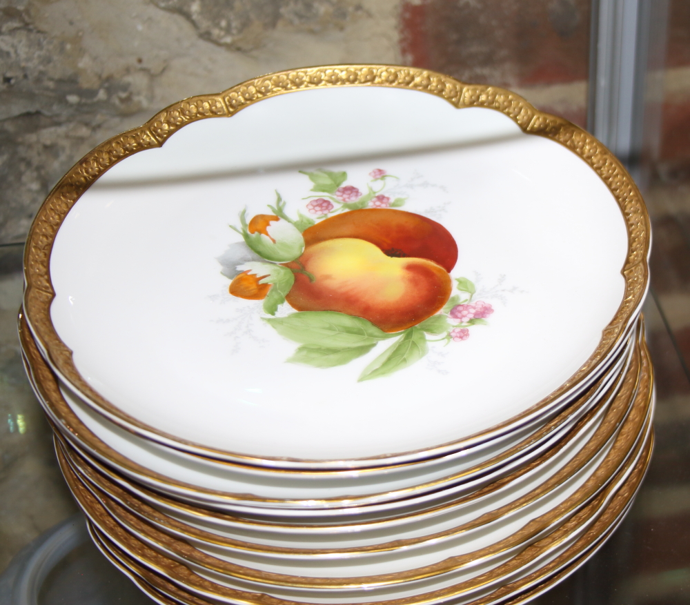 Seventeen Rosenthal shaped dishes with hand-painted fruit decoration and gilt borders, 9 " dia - Bild 9 aus 10